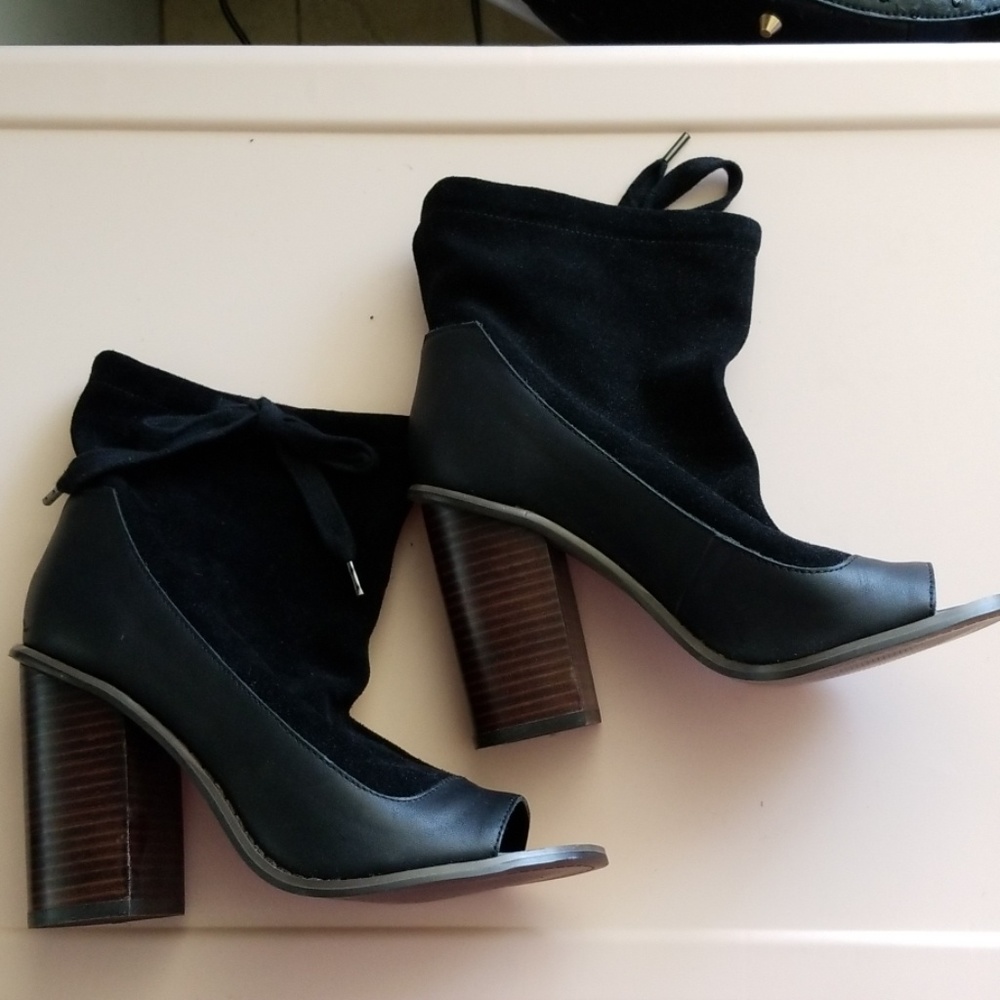 Kelsi Daggar black booties